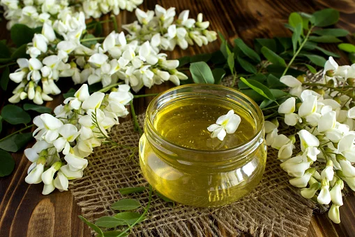 Madu dan Bunga Akasia dengan Latar Belakang Rustic